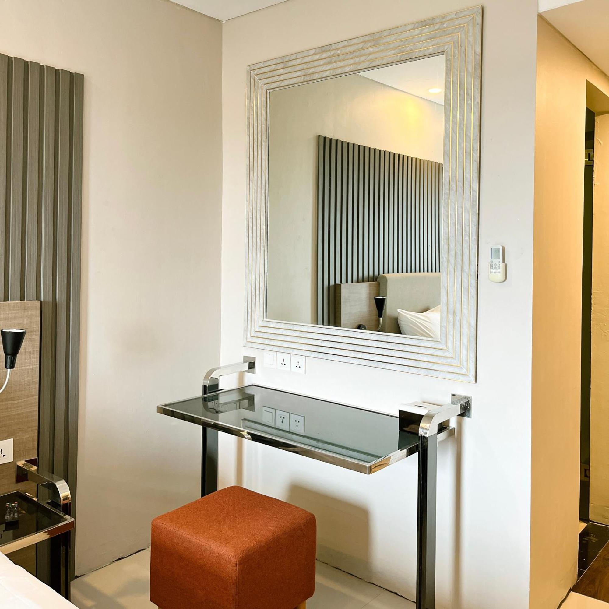 Verse Hotel Чиребон Экстерьер фото