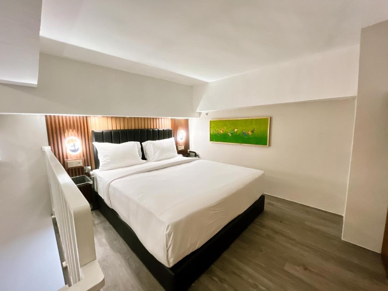 Verse Hotel Чиребон Экстерьер фото
