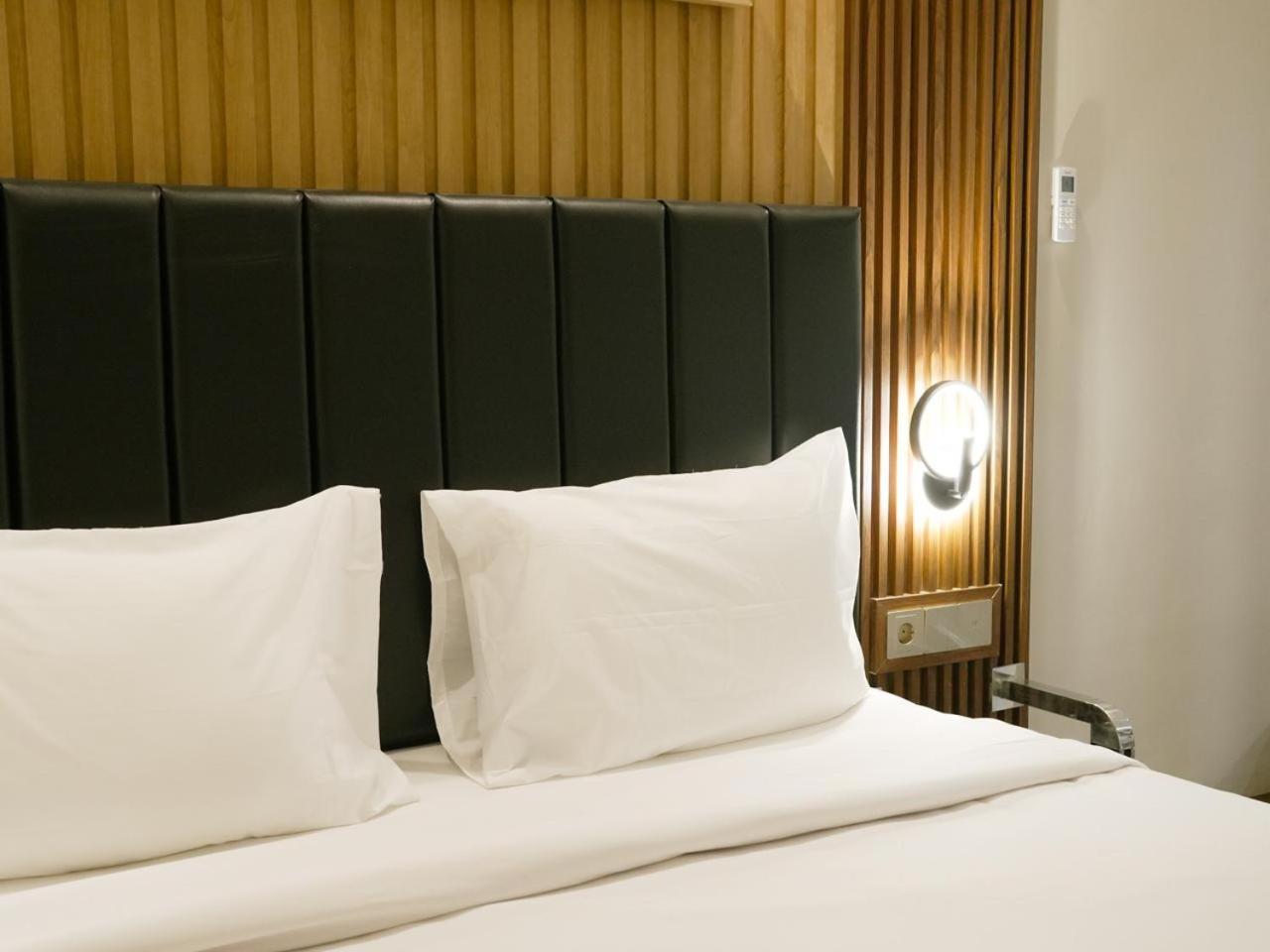 Verse Hotel Чиребон Экстерьер фото