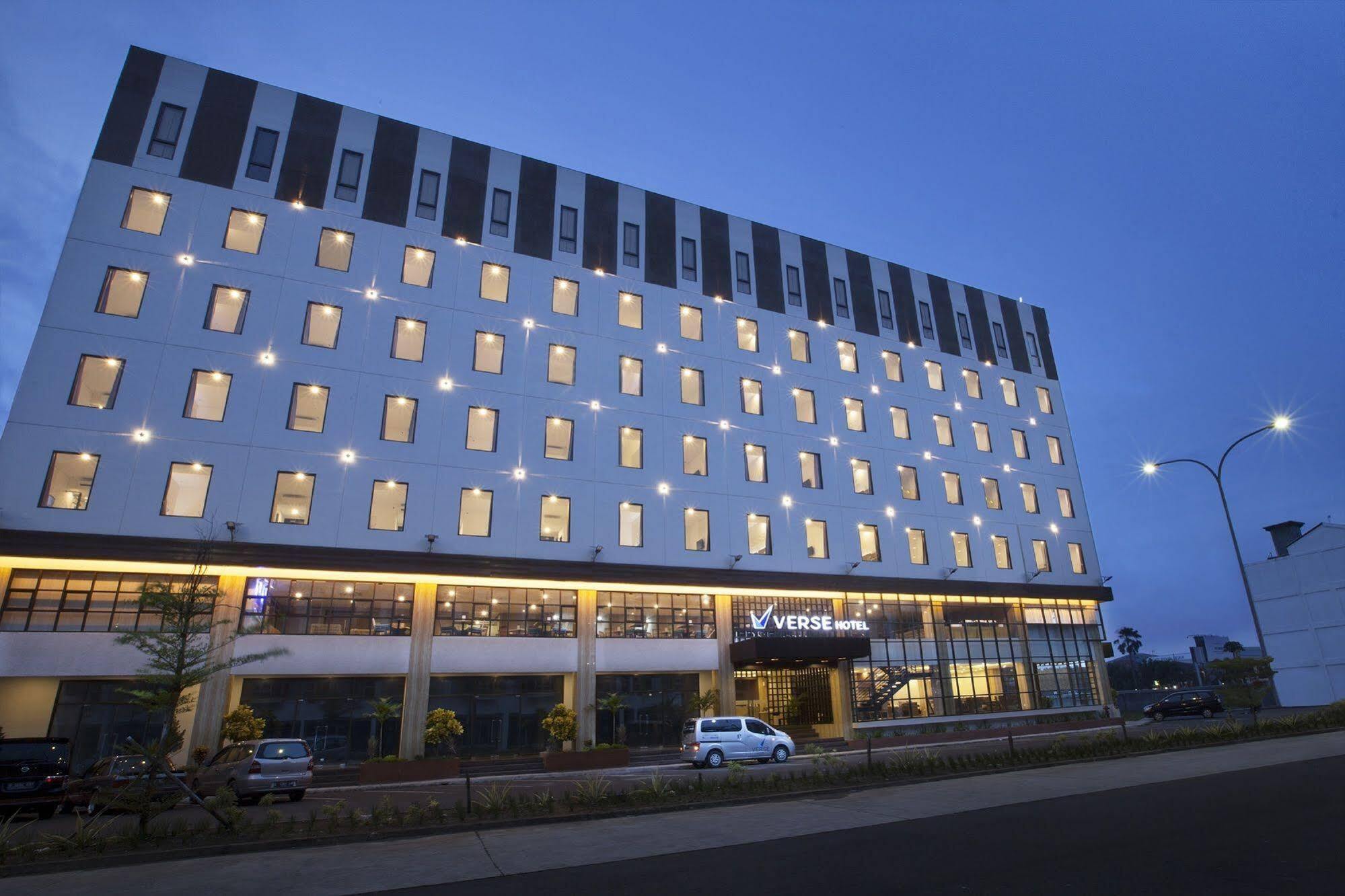 Verse Hotel Чиребон Экстерьер фото