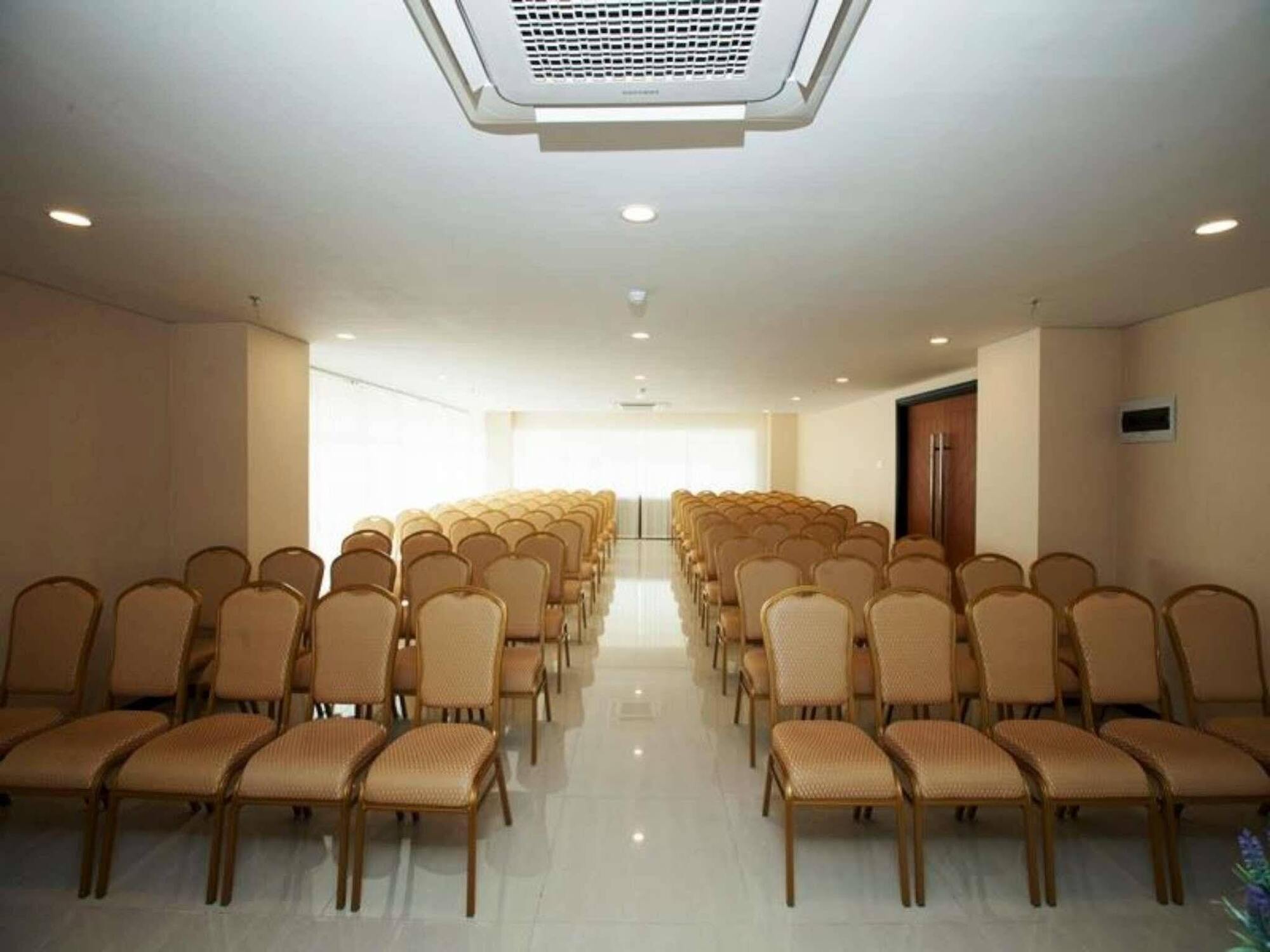 Verse Hotel Чиребон Экстерьер фото
