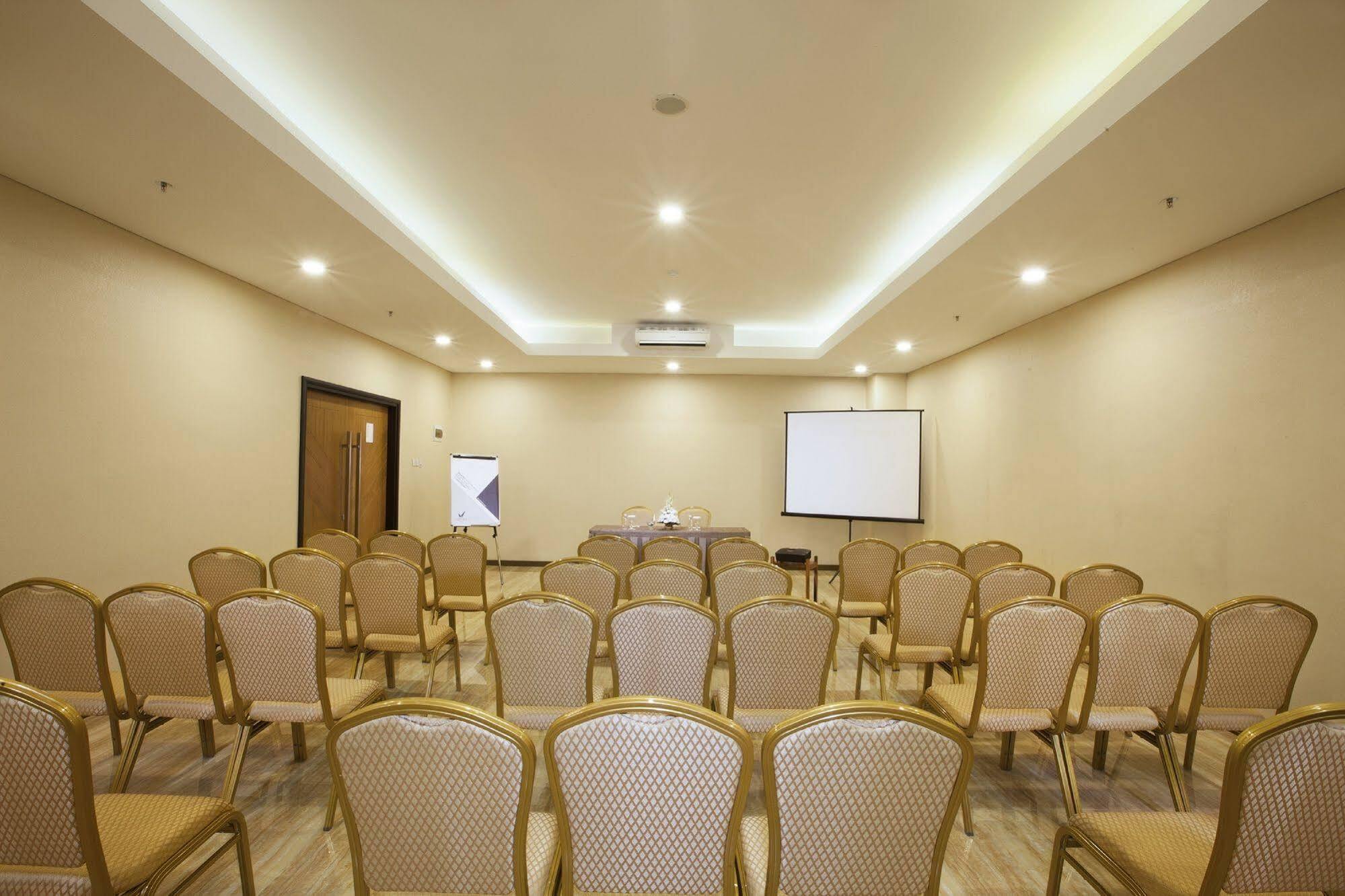 Verse Hotel Чиребон Экстерьер фото