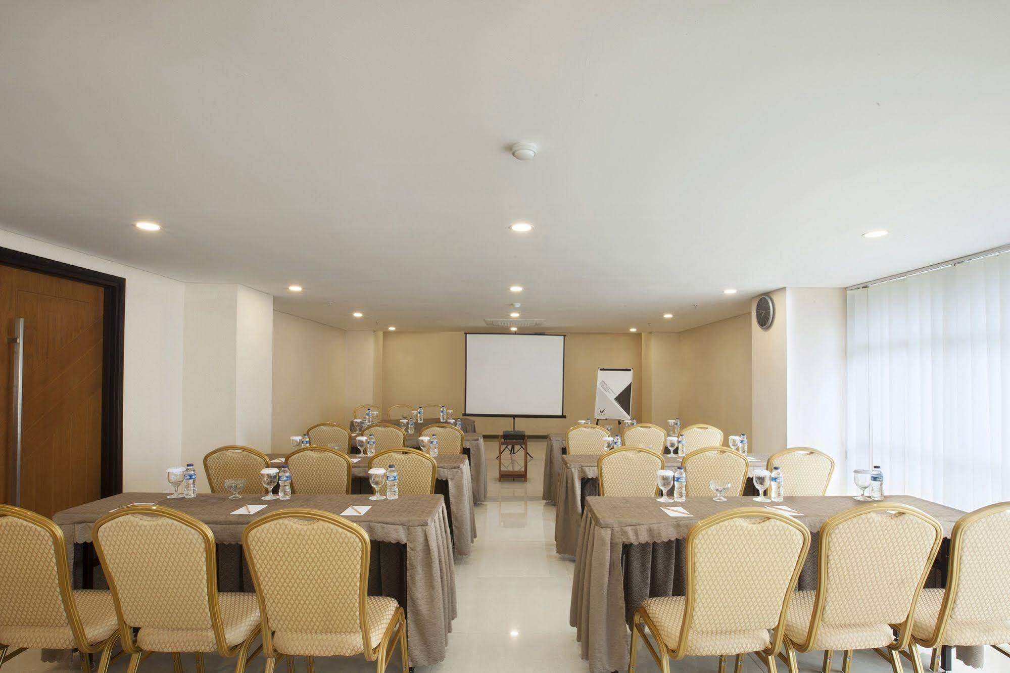 Verse Hotel Чиребон Экстерьер фото