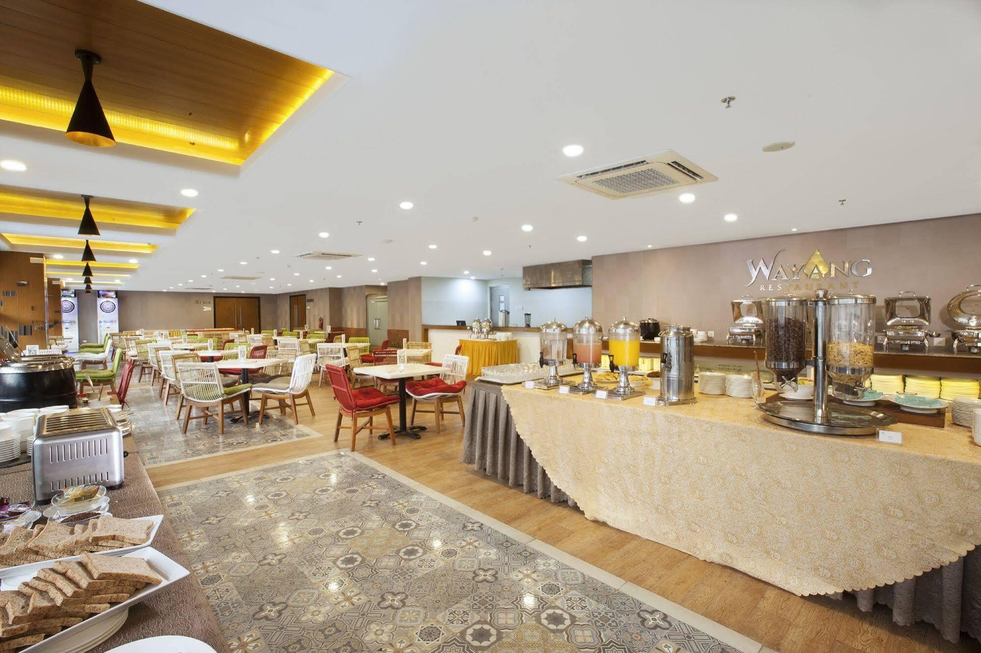 Verse Hotel Чиребон Экстерьер фото