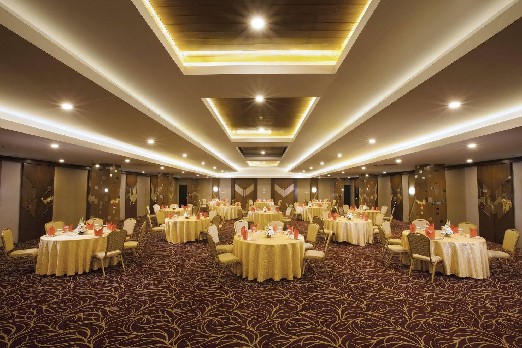 Verse Hotel Чиребон Экстерьер фото